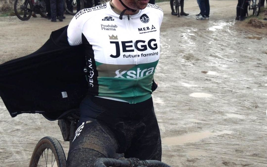 Noa Jansen naar WK gravel en Elise Serné wint Standaardbuiten.