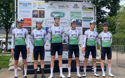 Sterke wind en valpartij bepalen de koers.