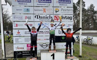 Jeugdrenners JEGG-SKIL-DJR  weerstaan met succes modder en regen.